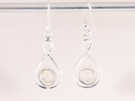 Opengewerkte zilveren oorbellen met regenboog maansteen afbeelding 3