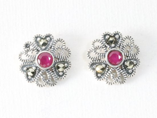 Zilveren oorstekers met robijn en marcasiet afbeelding 1