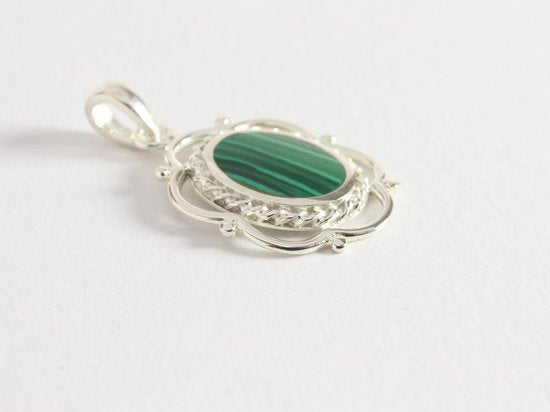 Opengewerkte zilveren hanger met malachiet aan ketting afbeelding 3