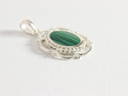 Opengewerkte zilveren hanger met malachiet aan ketting afbeelding 3