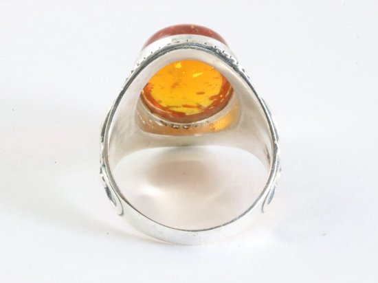 Zware bewerkte zilveren ring met amber afbeelding 3
