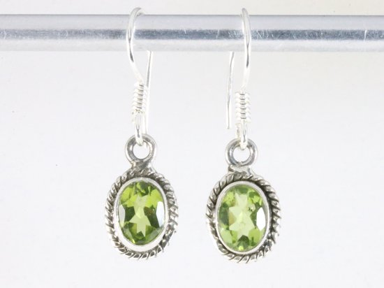Fijne bewerkte zilveren oorbellen met peridoot afbeelding 3