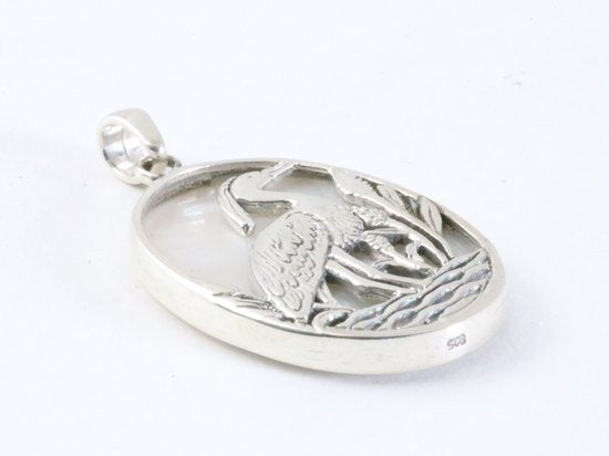 Ovale zilveren hanger met kraanvogel op parelmoer afbeelding 2