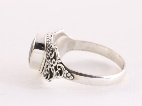 Bewerkte zilveren ring met labradoriet afbeelding 2