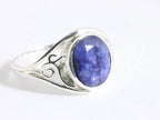 Opengewerkte zilveren ring met blauwe saffier afbeelding 1