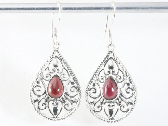 Opengewerkte zilveren oorbellen met granaat afbeelding 3