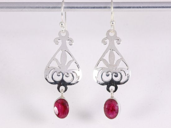 Lange opengewerkte zilveren oorbellen met robijn afbeelding 4