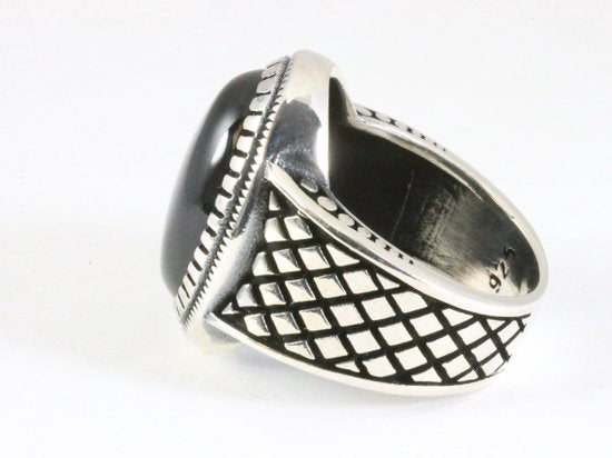 Zware bewerkte zilveren ring met onyx afbeelding 2