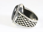 Zware bewerkte zilveren ring met onyx afbeelding 2