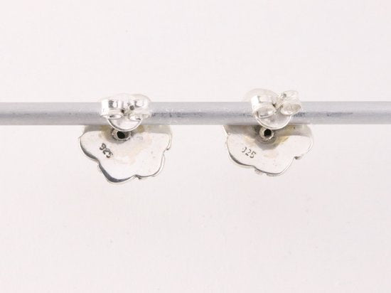 Bewerkte zilveren oorstekers met howliet afbeelding 2