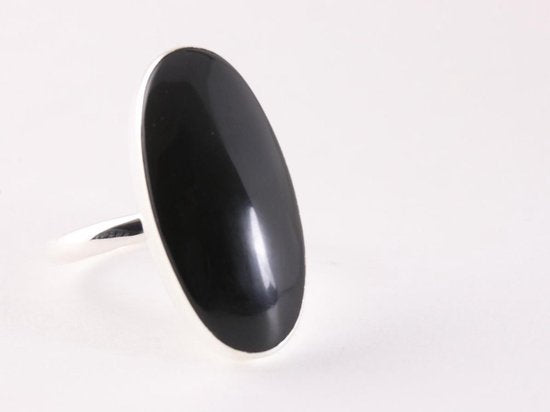 Langwerpige zilveren ring met onyx afbeelding 1