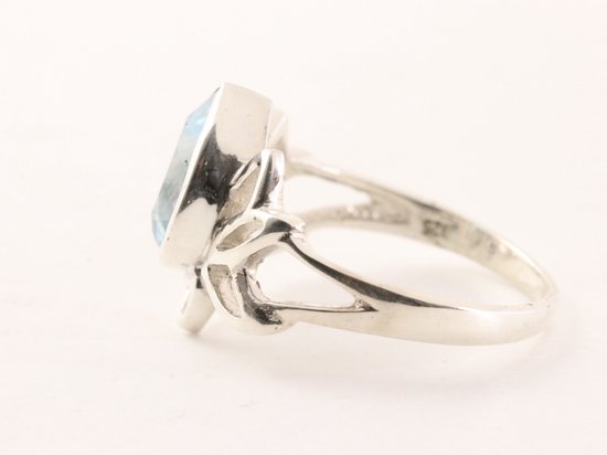 Opengewerkte zilveren lotus bloem ring met blauwe topaas afbeelding 2