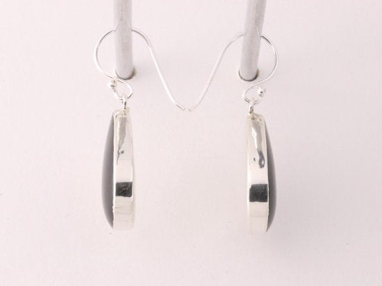 Druppelvormige zilveren oorbellen met onyx afbeelding 2