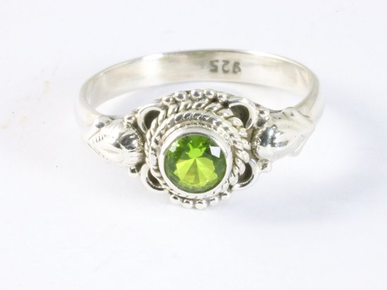 Fijne bewerkte zilveren ring met peridoot afbeelding 4