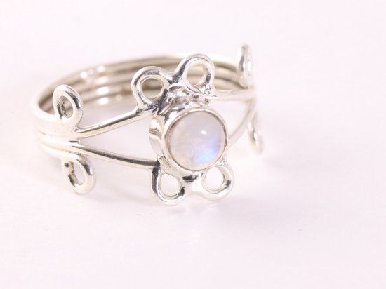 Fijne opengewerkte zilveren ring met regenboog maansteen afbeelding 1