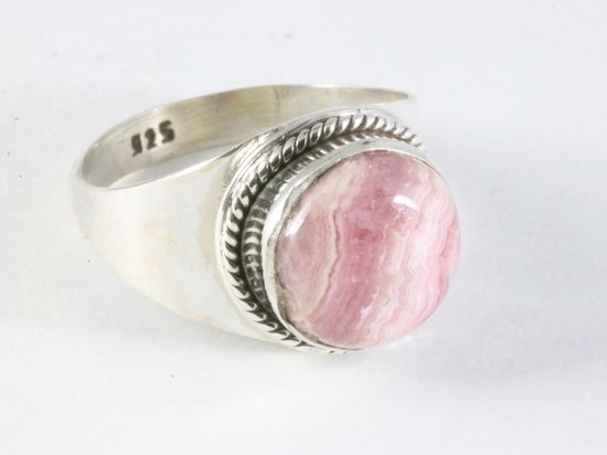 Ronde bewerkte zilveren ring met rhodochrosiet afbeelding 1