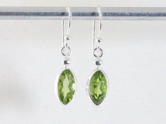 Fijne hoogglans zilveren oorbellen met peridoot afbeelding 3