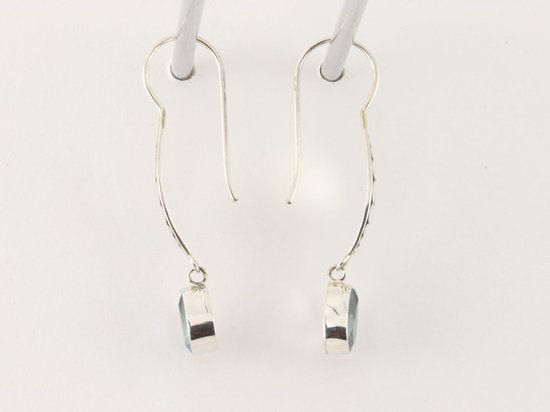 Lange bewerkte zilveren oorbellen met blauwe topaas afbeelding 2