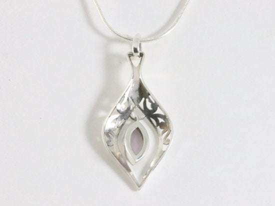 Opengewerkte zilveren hanger met rozenkwarts aan ketting afbeelding 3