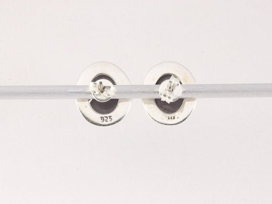 Bewerkte ovale zilveren oorstekers met zwarte opaal afbeelding 3