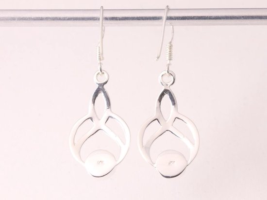 Opengewerkte zilveren oorbellen met Australische opaal afbeelding 3