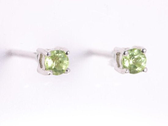 Fijne zilveren oorstekers met peridoot afbeelding 1