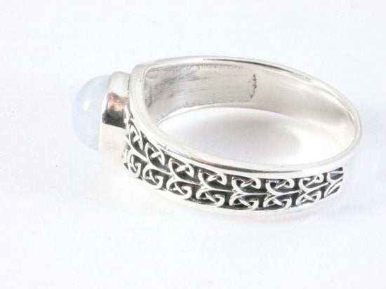 Bewerkte zilveren ring met regenboog maansteen afbeelding 2