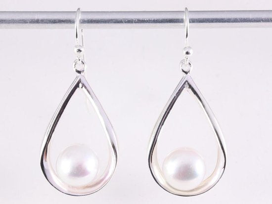Opengewerkte hoogglans zilveren oorbellen met zoetwater parel afbeelding 4