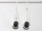 Lange opengewerkte zilveren oorbellen met onyx afbeelding 4