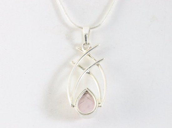 Opengewerkte zilveren hanger met rozenkwarts aan ketting afbeelding 3