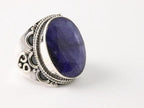 Bewerkte zilveren ring met blauwe saffier afbeelding 1