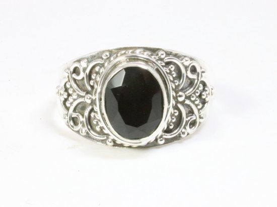 Bewerkte zilveren ring met onyx afbeelding 4