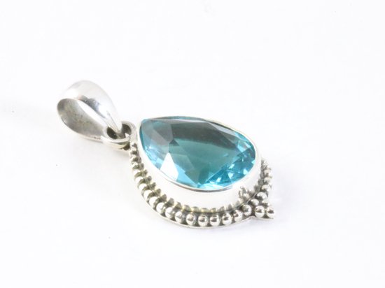Bewerkte druppelvormige zilveren hanger met blauwe topaas aan ketting afbeelding 2
