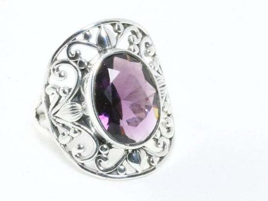 Opengewerkte zilveren ring met amethist afbeelding 1