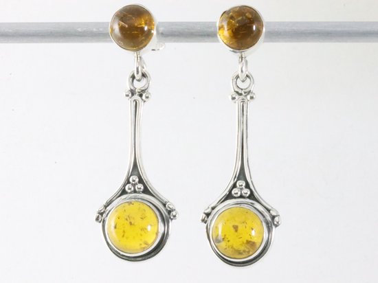 Bewerkte zilveren oorstekers met amber afbeelding 4