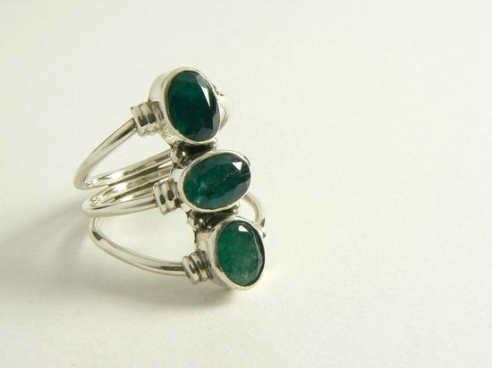 Opengewerkte zilveren ring met 3 smaragd stenen afbeelding 1