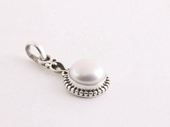 Fijne bewerkte zilveren hanger met witte parel aan ketting afbeelding 2
