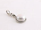 Fijne bewerkte zilveren hanger met witte parel aan ketting afbeelding 2