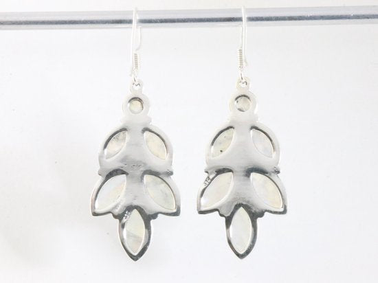 Lange zilveren oorbellen met regenboog maansteen afbeelding 3