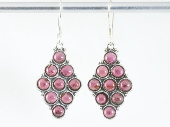 Bewerkte zilveren oorbellen met granaat afbeelding 4