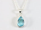 Druppelvormige zilveren hanger met blauwe topaas aan ketting afbeelding 4