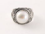 Bewerkte zilveren ring met zoetwater parel afbeelding 4