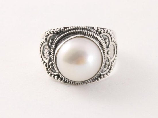 Bewerkte zilveren ring met zoetwater parel afbeelding 4