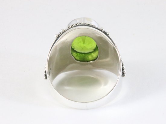 Bewerkte zilveren ring met peridoot afbeelding 3
