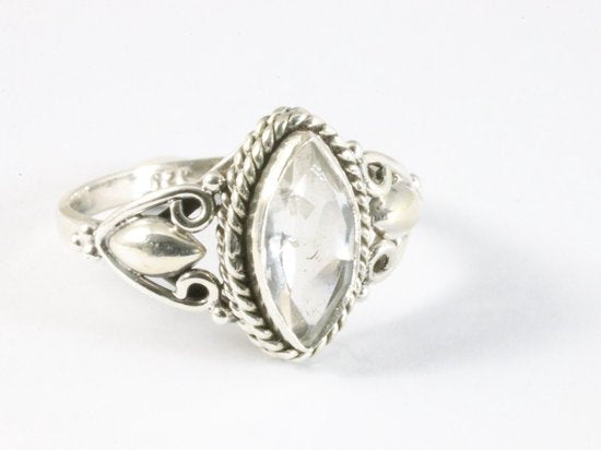 Fijne bewerkte zilveren ring met bergkristal afbeelding 1