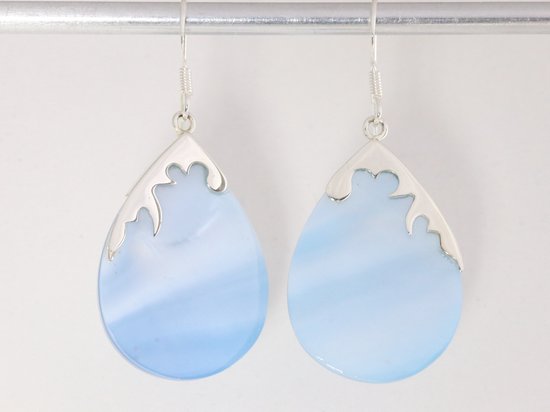 Grote druppelvormige zilveren oorbellen met blauwe schelp afbeelding 4