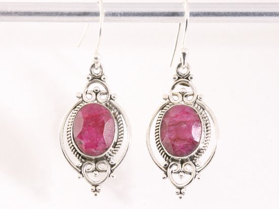 Opengewerkte zilveren oorbellen met robijn afbeelding 4
