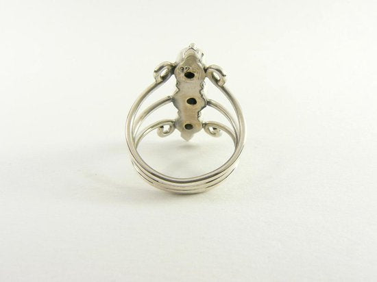 Opengewerkte zilveren ring met 3 onyx stenen afbeelding 3