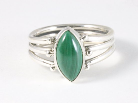 Opengewerkte zilveren ring met malachiet afbeelding 4