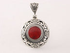 Traditionele bewerkte ronde zilveren hanger met rode koraal steen afbeelding 4